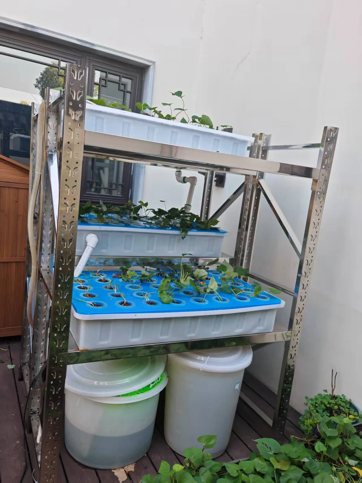 Modular aquaponics system with stacked grow beds, fish tanks and compact circulation plumbing
